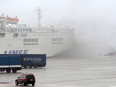 Παραμένουν εγκλωβισμένα φορτηγά στο πλοίο «Κρήτη II»